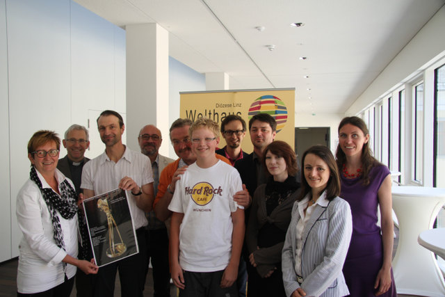 v.l.: LAbg. Ulrike Schwarz, Bischofsvikar Johann Hintermaier, Clemens Huber, Heribert Ableidinger, Ferry Öllinger, Benjamin Müller, Norbert Rainer, Martin Stöbich, Juliana Neuhuber, LAbg. Johanna Priglinger und Bettina Reiter feiern die Sieger. | Foto: Welthaus Linz