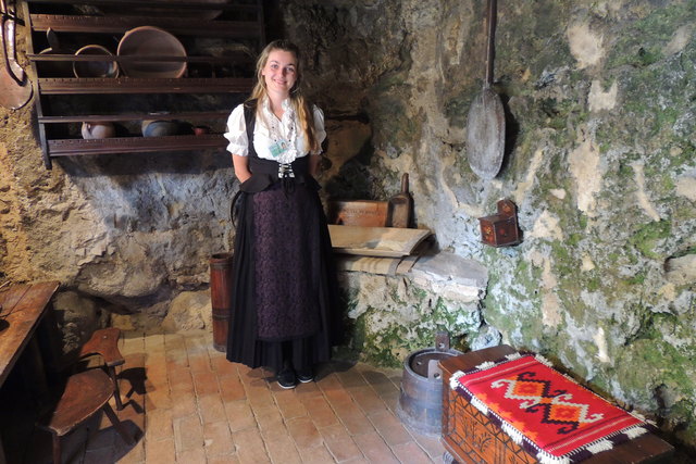 In ihrer alten kroatischen Tracht passte Barbara nahtlos in diese uralte Küche. Sie erklärte mir in englischer Sprache einzelne Details.