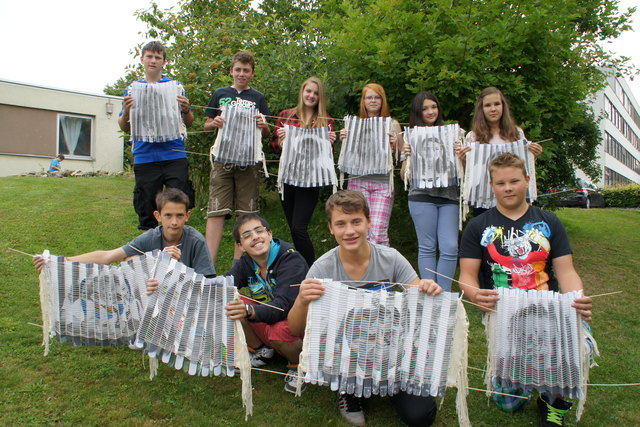 Die Drittklasser besuchten das Textile Zentrum Haslach und fertigten mit Christina Leitner ein Faltbild an.