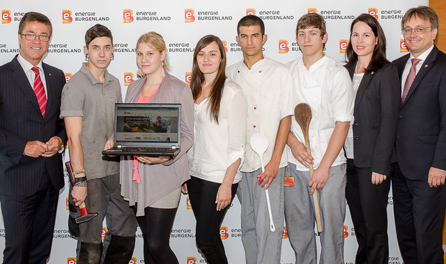 Energie Burgenland setzt neue Akzente in der Lehrlingsausbildung.  Im Bild: Energie Burgenland Vorstandssprecher Michael Gerbavsits (re), Abteilungsleiterin für Personal Beate Pauer-Zinggl (2.v.re) und LR Peter Rezar (li) gemeinsam mit Lehrlingen. | Foto: Energie Burgenland