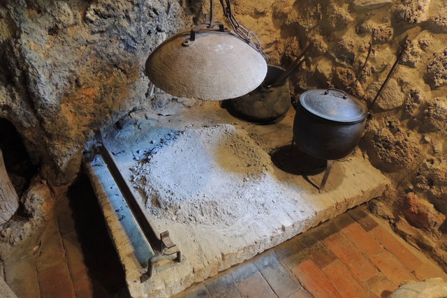 Der Backofen, der aber auch zum Kochen geeignet war. Auf dem großen Stein ist die erkaltete Asche zu sehen, die von der Glut übrig geblieben ist, in die der Brotteig gelegt worden ist. Die Eisenglocke (Peka genannt)  wurde über den Teig gestülpt und auch mit Glut bedeckt, so dass die Hitze darin erhalten blieb.