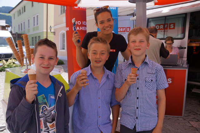 Claudine teilt Eis an Hüttaus brave Schüler aus: David, Lukas und Stefan.