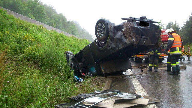 Auf der regennassen A21 Richtung Hochstraß kam ein Pritschenwagen ins Schleudern und blieb auf dem Dach liegen. | Foto: FF Neulengbach-Stadt