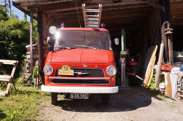 Aufgrund von Sanierungsarbeiten im Feuerwehrhaus sind die Feuerwehr-Oldtimer derzeit in einer privaten Lagerhalle untergebracht.