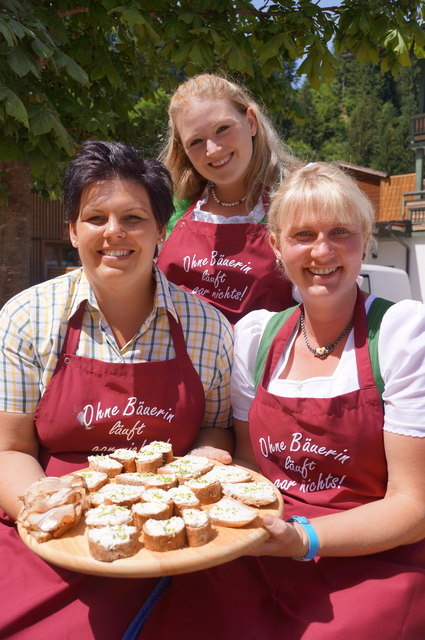 Ortsbäuerin Waltraud Schnitzhofer (re), Andrea Höll und Birgit Auer servieren Brötchen und mehr.