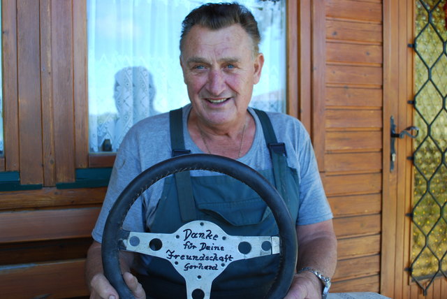 Klaus Russling. Dieses Lenkrad für seinen ersten Rallye-Käfer hatte einst Bürgermeister Gerhard Mock per Hand gefertigt