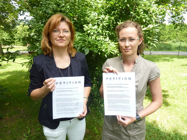 Zwei von 29 Nicht-Mehr-Schulleiterinnen: Elisabeth Hofbauer (Limbach) und Kathrin Fikisz (Inzenhof) protestieren.