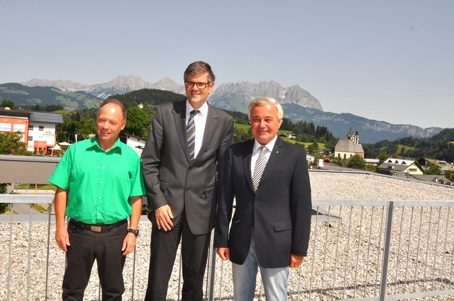 Prok. Walter Astl, AR-Chef Bgm. Klaus Winkler und Vorstand Josef Burger freuen sich über Rekordergebnisse.
