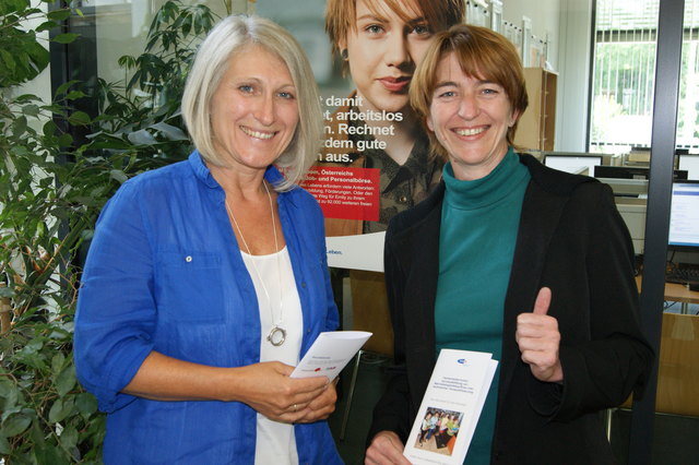Um Frauen und Wiedereinsteigerinnen bemüht: Sylvia Schörkhuber (li.) vom AMS Steyr und Klaudia Burtscher, Leiterin der Frauenstiftung Steyr.