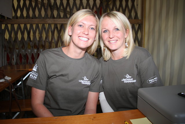 Bei der Nacht der Tracht empfingen Sabrina Scheipl und Christina Karlsreiter die Besucher.