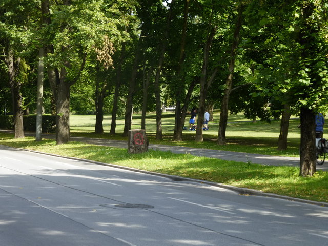 Etwa auf der Höhe des Hauses Parkstraße 3...