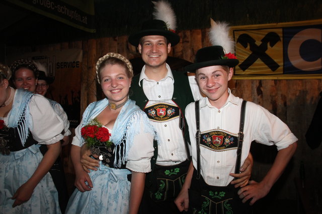 Auch die „Saalachtaler“ Lisa, Christian und Markus tanzten beim Feuerwehrfest in Tannham auf.