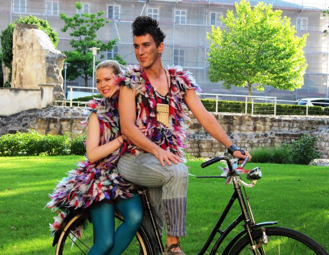 Papageno und Papagena entspannt vor der Vorstellung