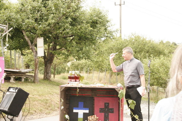 Pfarrer Anton Pollanz segnet den Pilgerwein von Maria Bild. | Foto: Privat