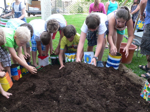 Die Kinder kümmern sich um ihre Sonnenblumen. | Foto: Privat