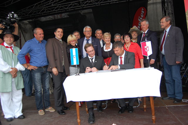 Die beiden Bürgermeister Prebelic und Pirih bei der Unterzeichnung des Partnerschaftsabkommens mit Vertretern der beiden Städte | Foto: KK/eggspress