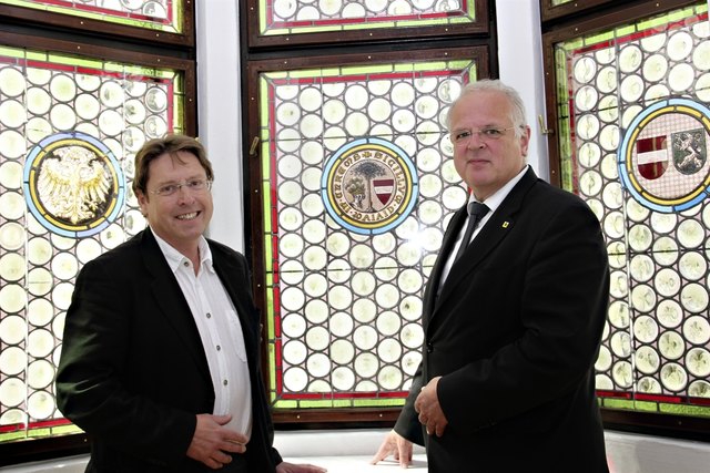 Stadtchef Resch und Franz Beicht, Bundesdenkmalamt, nehmen das restaurierte Erkerfenster im Rathaus Krems in Augenschein. | Foto: Foto: Stadt Krems