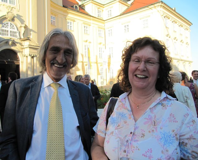 Mentalcoach Darpan Singh und die Stadtamtsdirektorin von Stockerau, Dr. Andrea Riedler freuen sich auf die Vorstellung