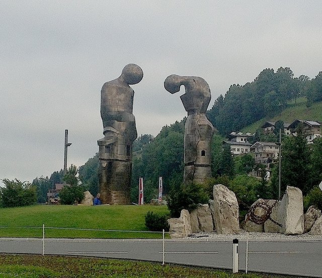 Das sind die Figuren, die inmitten des Kreisverkehrs in Mittersill stehen. | Foto: Christa Nothdurfter