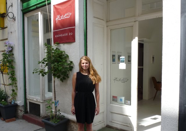 Mitarbeiterin der Galerie Hinterland, Birte Sonnenberg, sieht den Krongarten als Kontaktbasis innerhalb der Nachbarschaft.