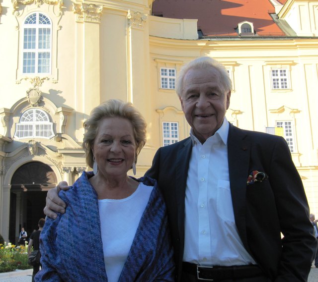 Harald Serafin mit Gattin wünscht sich Friede und Glück für die Familie