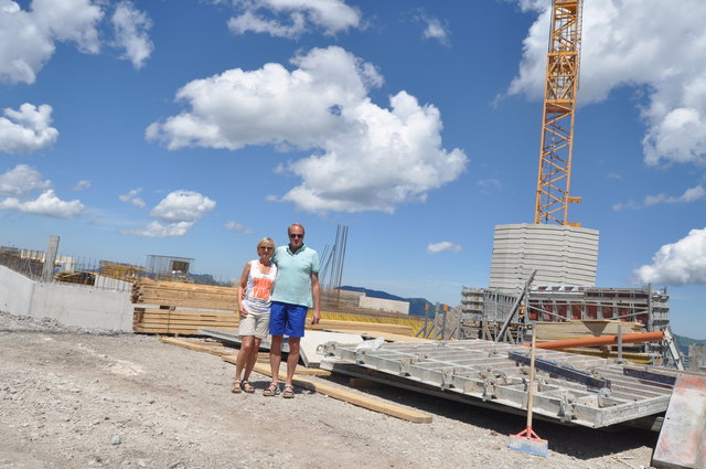 Andi und Sabine Brandtner besichtigten mit dem Bezirksblatt die Bergstation-Baustelle.