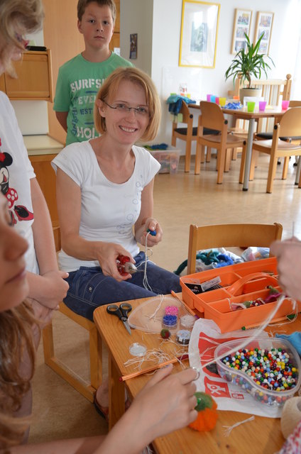 Emma Füxl leitete den Nassfilzworkshop im Eltern-Kind-Zentrum Wichtelhaus.