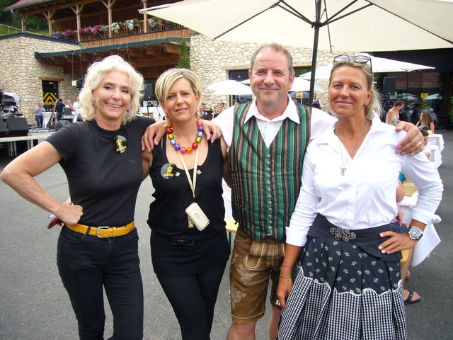 Weingut Georgiberg Team Nora Trierenberg, Renate Kahr und Wolfgang Stündl sowie Babsi, eine Freundin des Hauses. (v.li.)