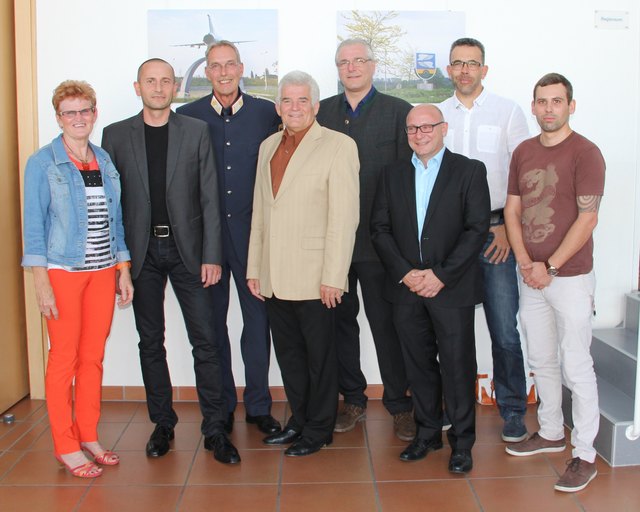 (v.l.n.r.) Rosemarie Hörtenhuber (Marktgemeinde Hörsching), Chefinspektor Thomas Schmolz,(Bezirkspolizei-kommando Linz-Land), Kontrollinspektor Klaus Biemann (Dienststellenleiter Polizeiinspektion Hörsching), Bürgermeister Gunter Kastler, Gemeindevorstand Jörg-Rudolf Kraus, Ing. Wilfried Rieß (Rieß-Technik), Markus Seimann und Manuel Maier (Miller Bauelemente GmbH).