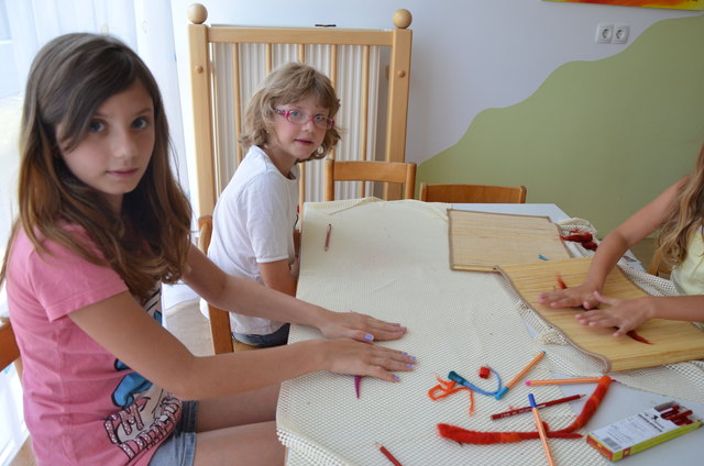 Sarah und Eva sind mit vollem Eifer dabei!