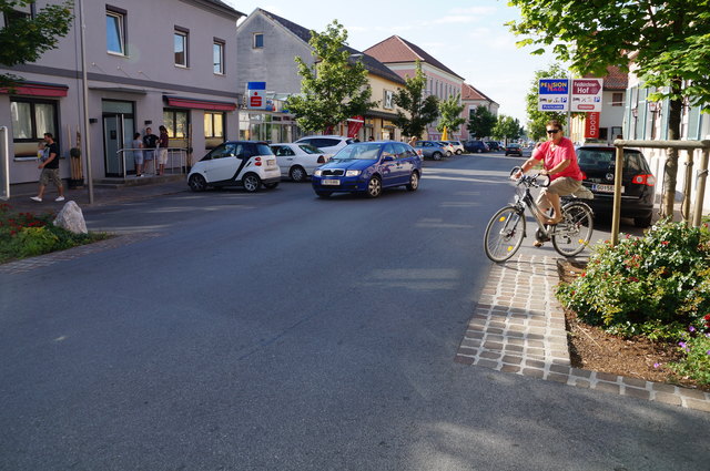 Mit September wird der Shared Space zur Begegnungszone: markierte Parkplätze und Tempo 20 inklusive.