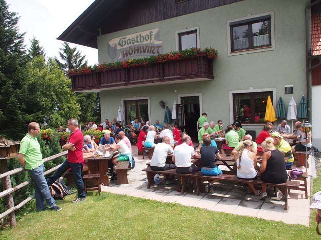 Gemütliche Siegesfeier beim Höhwirt