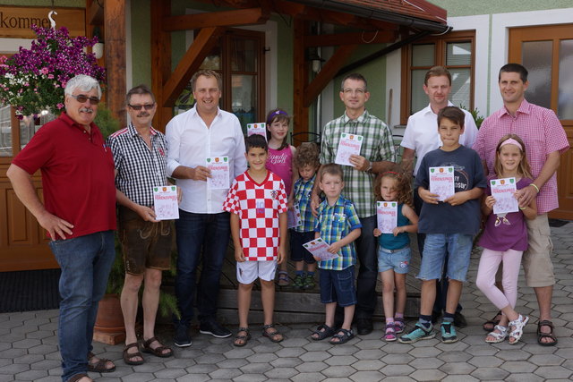 Der Start der Aktion erfolgte beim Betrieb von Heinz Trummer (2.v.l.) in Dietersdorf. | Foto: KK