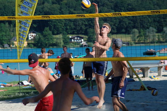 Florian Dorn im Angriff, von links: Neil Werzer, Stefan Mayer, Robert Moser