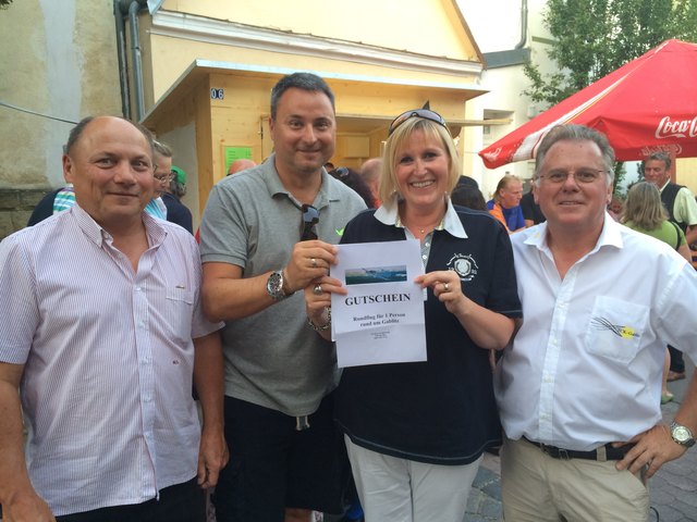 Firmenchefs Maximilian Schwab (links) und Karl Flechl (rechts) übergeben den Organisatoren des Gablitzer Dorffestes Manuela Dundler-Strasser und Bgm. Michael Cech den Hauptpreis-Gutschein für einen Rundflug über Gablitz