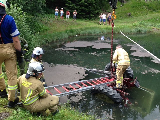 Glück im Unglück: Der Fahrer blieb beim Traktorabsturz unverletzt. | Foto: FF Strengen
