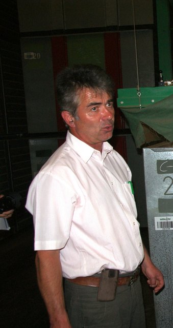 Stefan Eder erklärt den Ablauf im Betrieb.