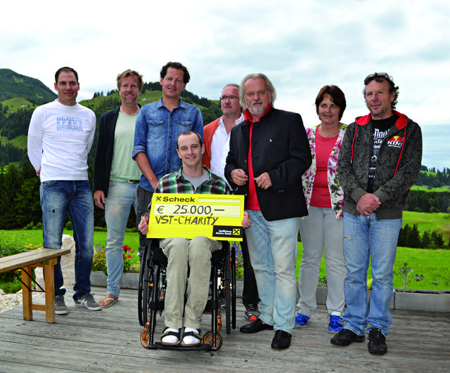 Die VST-Vertreter (vo. Mi. Präsident F. Fiala) mit der Familie und Patrik Fritzer. | Foto: Foto: VST