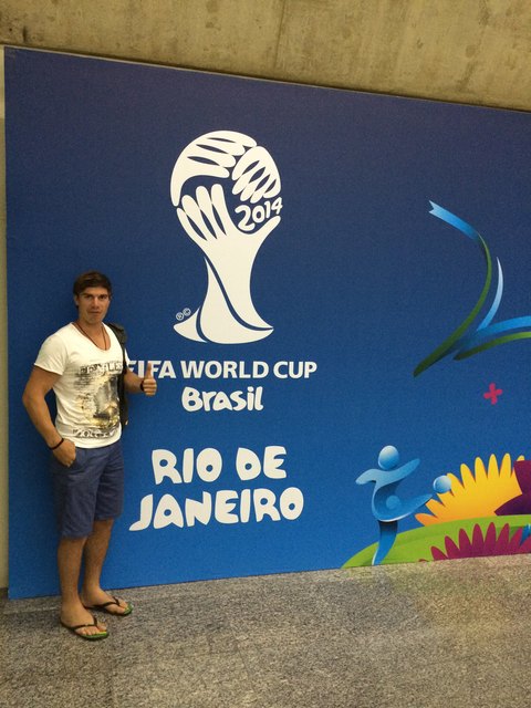 Da war die Welt noch in Ordnung. Hansi Unterganschnigg bei der Ankunft bei der WM in Brasilien.