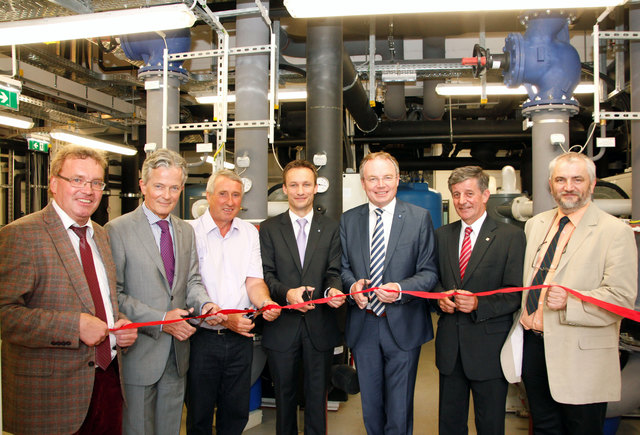 EVN Projektleiter Robert Herrisch, EVN Vorstandssprecher Peter Layr, Leiter der Haustechnik des LK Mistelbach-Gänserndorf Herbert Schrott, Regionalmanager für das Weinviertel der NÖ Landeskliniken-Holding Jürgen Tiefenbacher, Energielandesrat  Stephan Pernkopf, Vizebürgermeister Ernst Waberer, Kaufmännischer Direktor Stv. LK Mistelbach-Gänserndorf Karl Schreiber. | Foto: LK Mistelbach-Gänserndorf