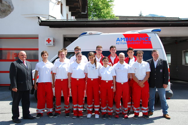 RK-Bezirksstellenleiter Hans-Urs Krause (li.) und RK-GF Herbert Haid mit Rot-Kreuz-Helfern. | Foto: Foto: RK Bezirk