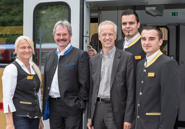 Das Personal der Himmelstreppe erstrahlt in neuer Dienstkleidung. Damit steht der Fahrt in ein neues Bahnzeitalter nichts mehr im Wege, sind Verkehrslandesrat Karl Wilfing und NÖVOG Geschäftsführer Gerhard Stindl überzeugt. Im Bild mit Schaffnerin Gerda Teubenbacher, Schaffner Alfred Fleissner und Lokführer Wayne Gasteiger. (Fotocredit: NÖVOG / Bollwein)