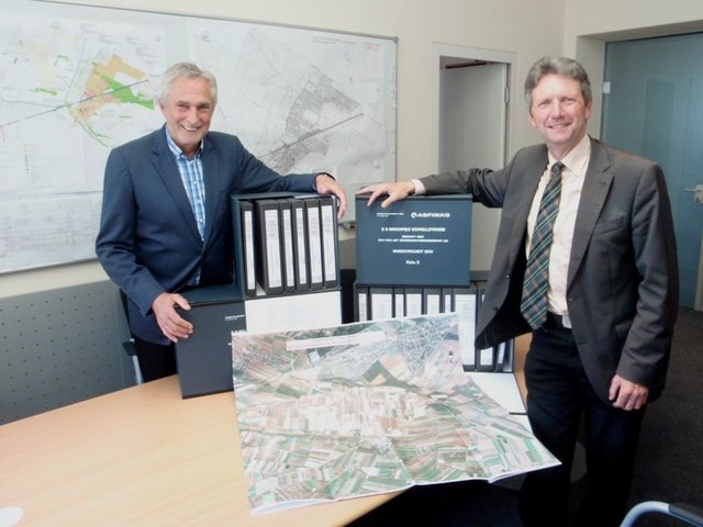 Walter Krutis und Fritz Quirgst mit den von der ASFINAG übermittelten Unterlagen die nun bis 8. September zur öffentlichen Einsicht aufliegen. | Foto: privat