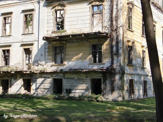 Nur mehr eine Ruine, schön die Muschelverzierung an den oberen Fenstern.