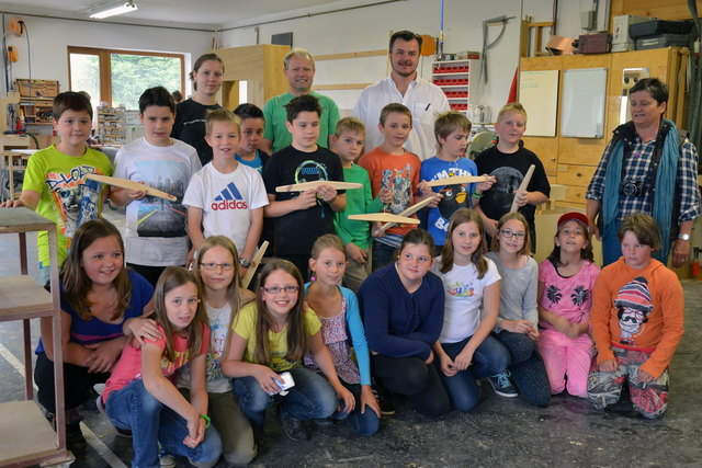 Die Reichenthaler Volksschüler waren mit Lehrerin Anneliese Hofer zu Besuch in der Tischlerei Pühringer. | Foto: Pühringer