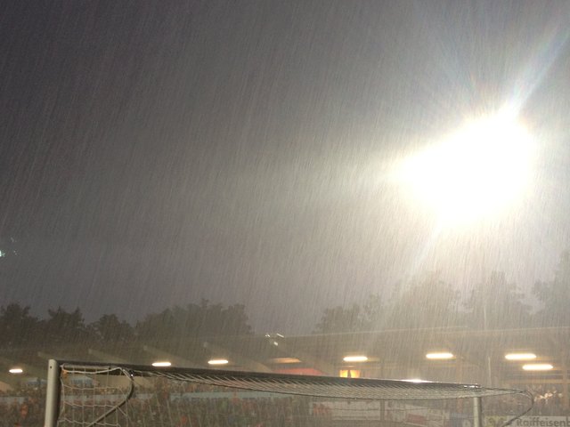 Der starke Regen sorgte für eine Spielunterbrechung in der zweiten Halbzeit.