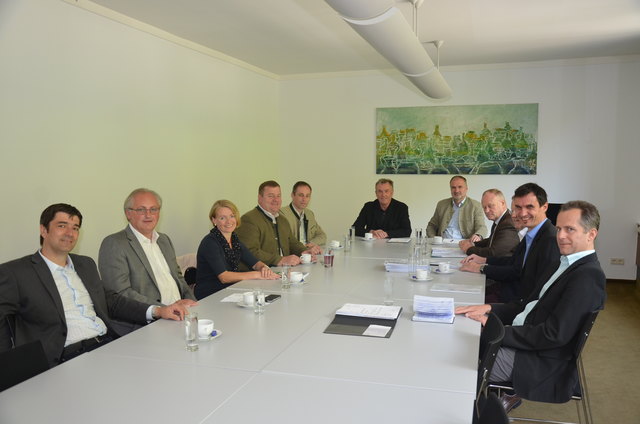 Franz Kepplinger (Bauernbund,  l.) und Karl Keplinger (5. v. r.) bei der Kontrollausschuss-Sitzung. | Foto: Foto: LK