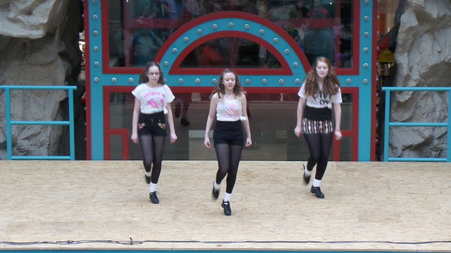 Unsere drei Jugendlichen Tänzerinnen mit einem einstudierten Tanz während des St. Patrick´s Day.