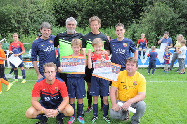 Die strahlenden Sieger: Daniel Goriupp (Mitte links) und Danis Markovic dürfen eine Woche lang in der Barcelona-Fußballschuhle mittrainieren. Die ersten Gratulanten: Die Barca-Betreuer samt dem Kärntner Coach Achmed Mohamed und den Sportlichen Leiter der AKA, Günther Stoxreiter, sowie die Organisatoren Andi Mitterberger und Nisvet Topcagic.