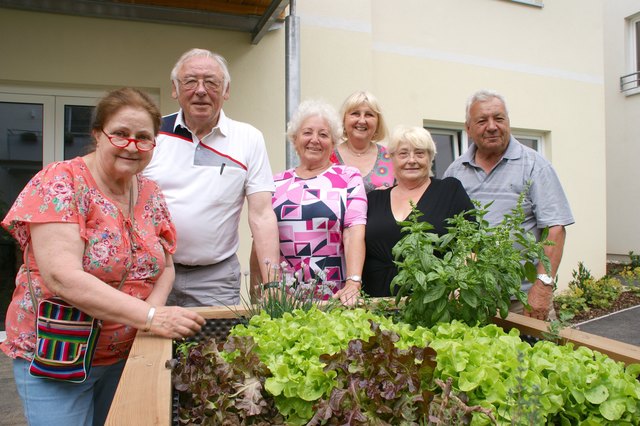 So hat es sich Franz Bauer (2.v.li) vorgestellt: Die Bewohner sind ein tolles Team.